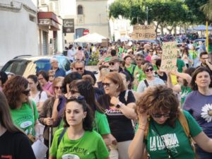 “Més indignades i més carregades de raons” han eixit a Pego centenars de persones per mostrar el seu “suport a les mestres que estan fent vaga per millorar l’escola pública”, han proclamat les convocants d’esta marxa