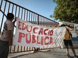 Les escoles públiques alcen “la veu amb tristesa” per condemnar “rotundament les agressions” al professorat en el setzè dia de vaga indefinida