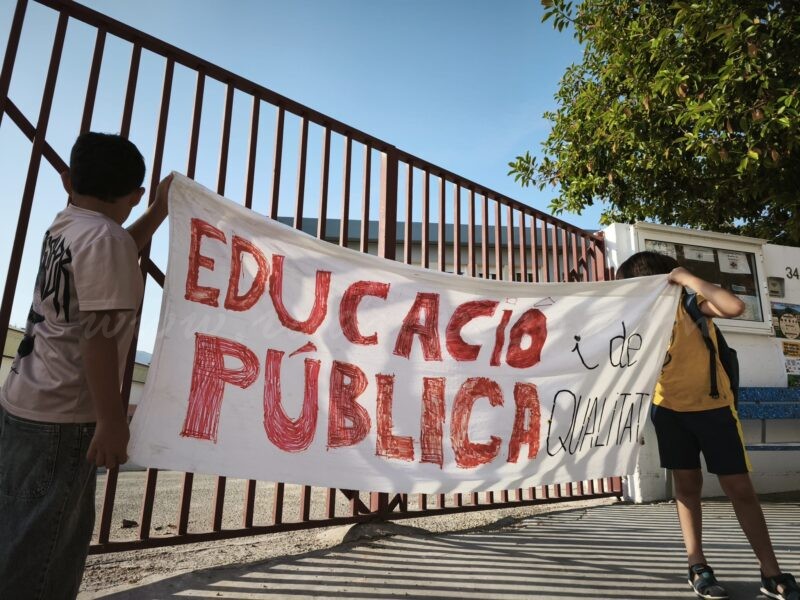 Les escoles públiques alcen “la veu amb tristesa” per condemnar “rotundament les agressions” al professorat en el setzè dia de vaga indefinida