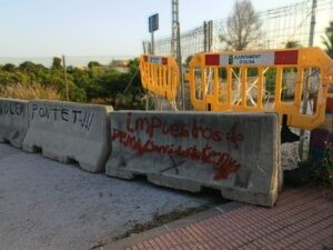 L’Associació Veïnal Pont del Tonyinero es concentra hores abans de la nit de Sant Joan per denunciar l’abandonament que patixen