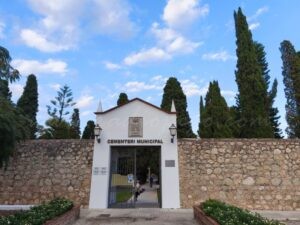El cementeri municipal es prepara per a Tots Sants