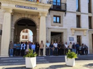 Pego guarda un minut de silenci per les víctimes de l’accident ferroviari d’Urda