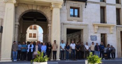 Pego guarda un minut de silenci per les víctimes de l’accident ferroviari d’Urda