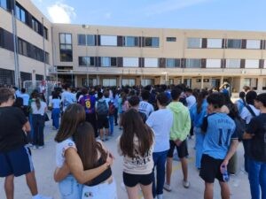 L’IES Enric Valor de Pego se solidaritza amb el company agredit a Oliva per un alumne