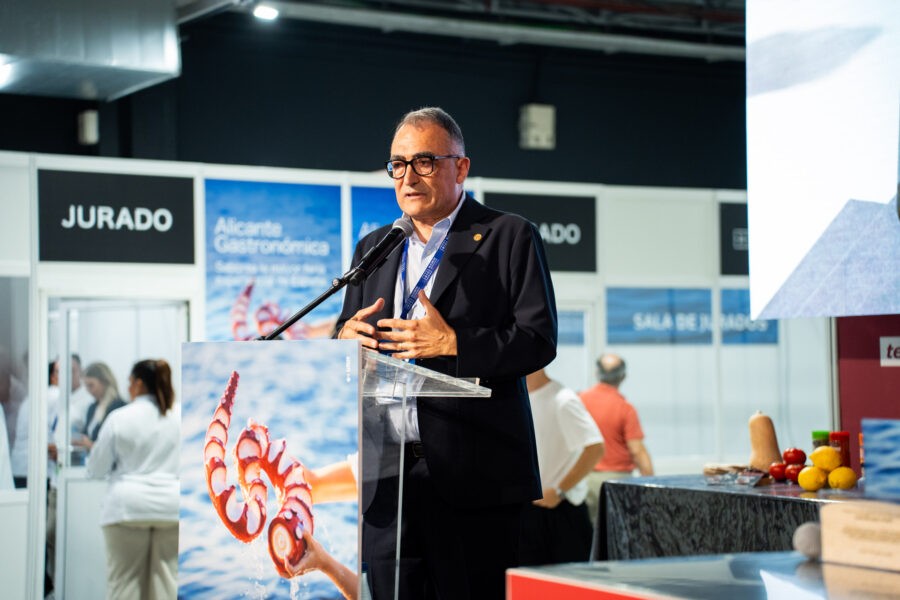 Josep Bernabeu Mestre en la imatge difosa per Ràdio Pego junt amb la notícia del premi gastronòmic.