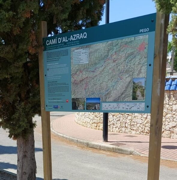 Panel informativo del camino de al-Azraq con el mapa del recorrido.